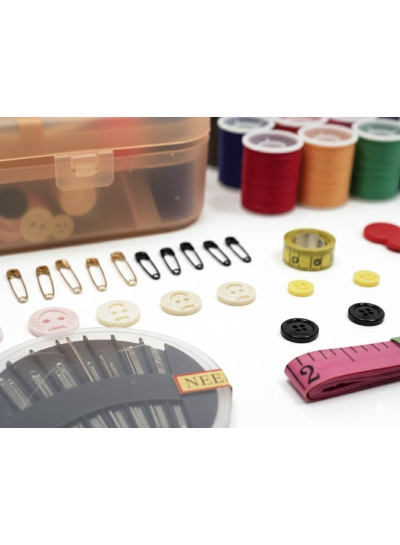 طقم خياطة متكامل 72 قطعة في علبة شفافة محكمة الغلق – حقيبة خياطة محمولة متعددة الاستخدامات للإصلاحات السريعة والسفر والمنزل – خيوط بوليستر متعددة الألوان، 30 إبرة يدوية، مقص U حاد، شريط قياس 150 سم، دبابيس أمان، أزرار، كشتبان ولضامة إبر – Sewing Kit Portable All In One Box - Image 3